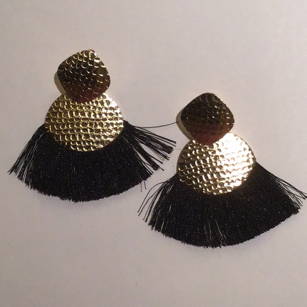 🖤Black tassel gold tone earrings🖤